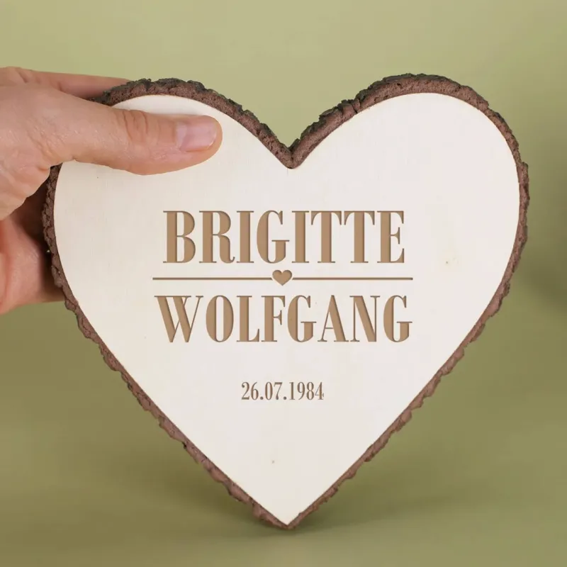 Herzplatte aus Holz mit Namen des Brautpaares und Datum graviert
