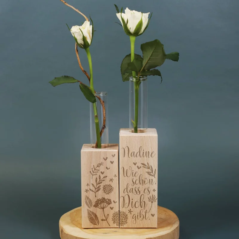 Holzsockel mit Reagenzgläschen als Vase mit persönlicher Gravur
