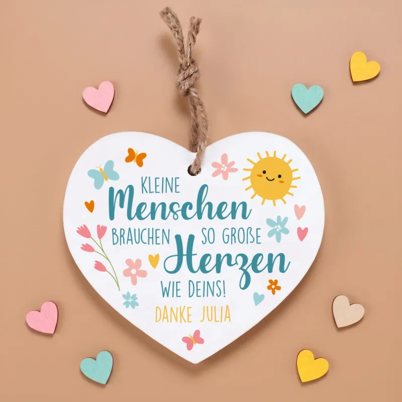 Personalisiertes Holzherz mit Spruch Kleine Menschen brauchen so große Herzen wie deins und Wunschtext Danke Julia