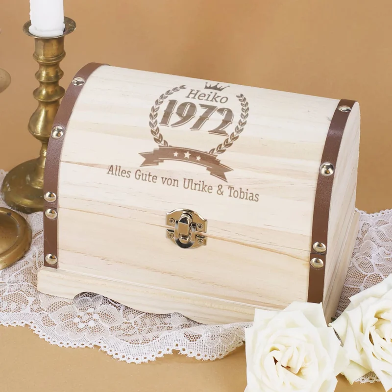 Schatztruhe zum Geburtstag mit Name, Jahreszahl und Wunschtext