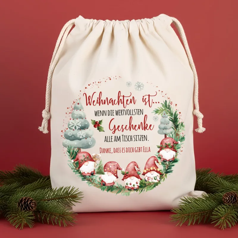 Geschenkbeutel in mittlerer Größe mit festlichem Motiv und Tannenzweigen auf rotem Hintergrund
