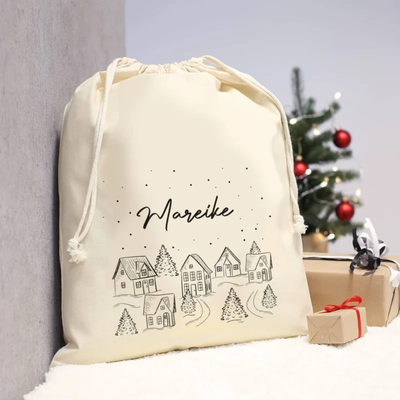 Geschenksack mit verschneiter Stadt und Name als Motiv