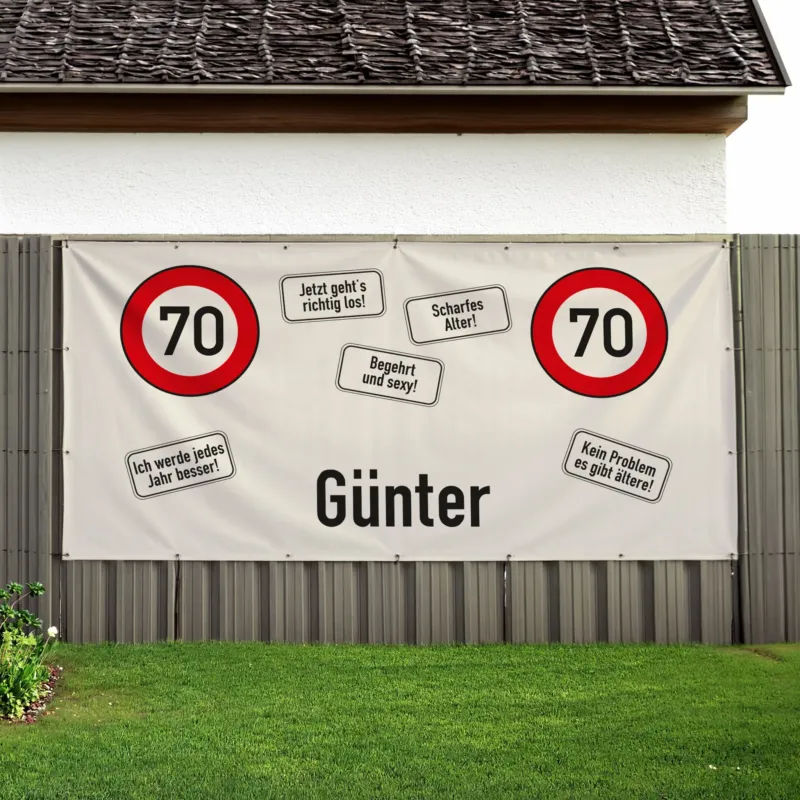 Großes Banner zum 70. Geburtstag mit Name Günter und roten Verkehrsschildern an Haus und Zaun