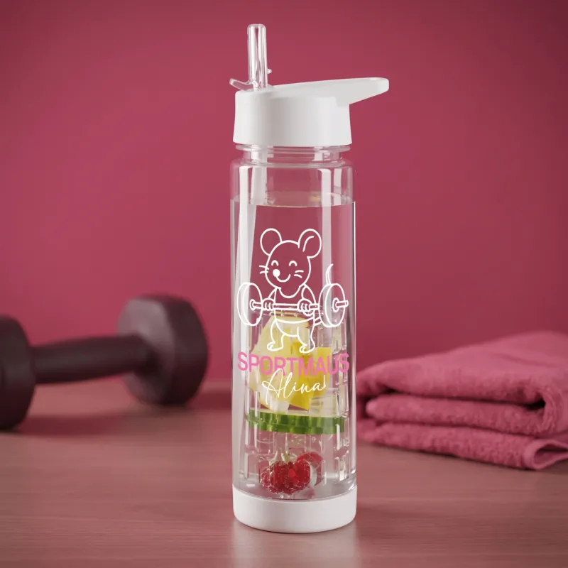 Personalisierte Sportmaus Trinkflasche mit Name Alina, Fruchteinsatz mit Früchten, Trinkhalm und weißem Verschluss im Fitness-Setting