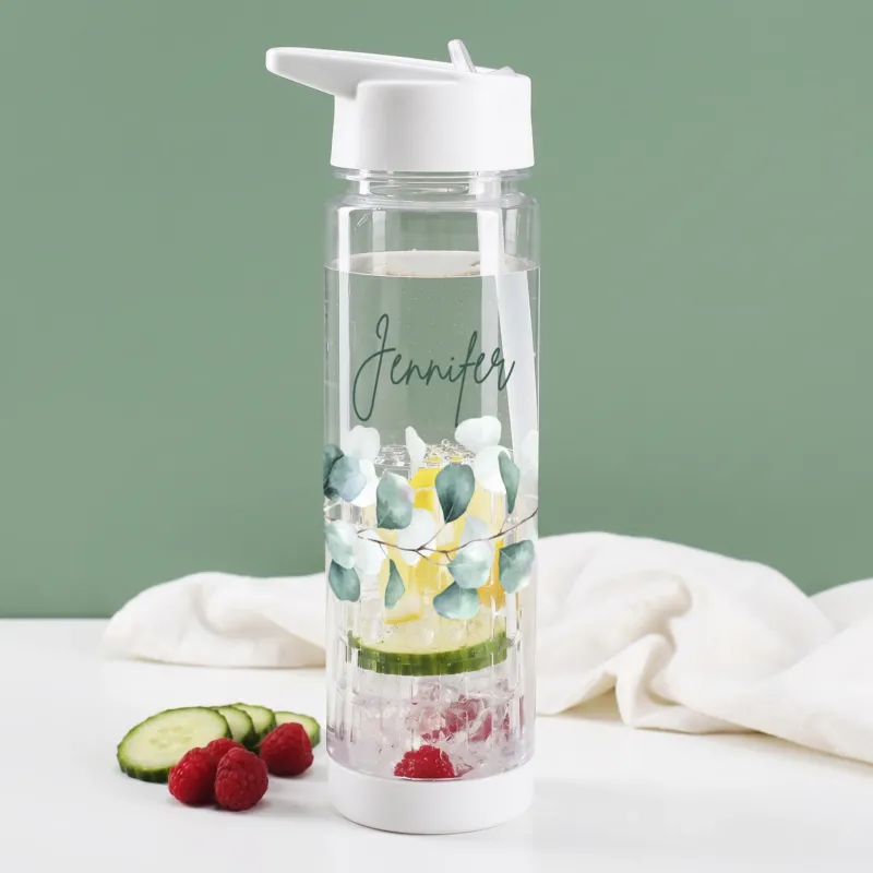 Personalisierte Trinkflasche mit Eukalyptus-Motiv und Name Jennifer, 740 ml, gefüllt mit Zitrone, Gurke und Himbeeren
