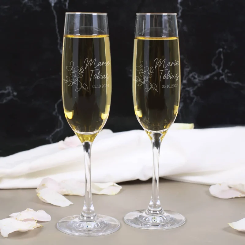 2 Sektgläser zur Hochzeit mit Eukalyptuszweig graviert