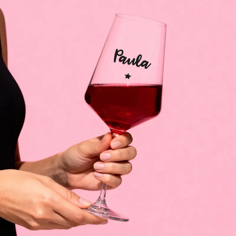 Personalisierte Weinglas-Druckvariante – Name Paula mit Sternmotiv, gehalten in der Hand