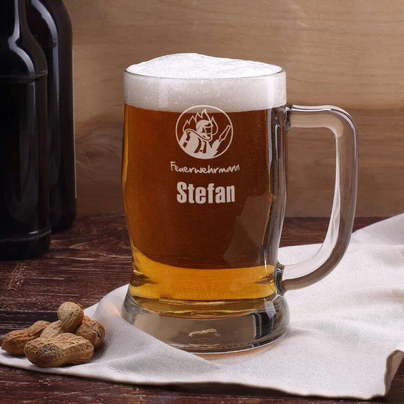 gravierter Bierkrug mit Name, Dienstgrad und Feuerwehrmotiv