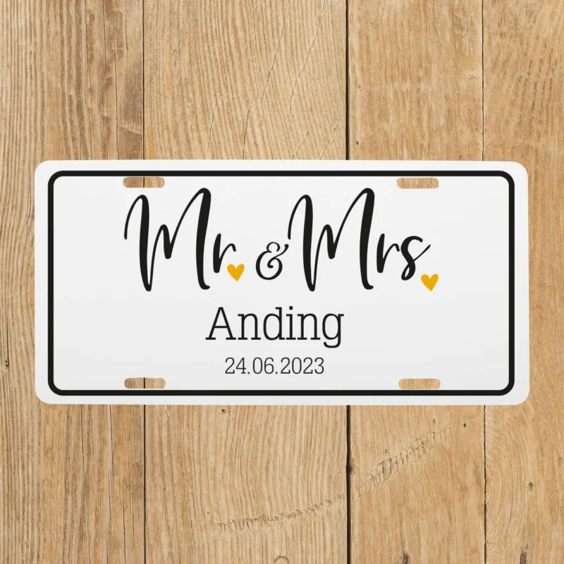 Blechschild mit Name, Datum und Mr. & Mrs. Motiv bedruckt