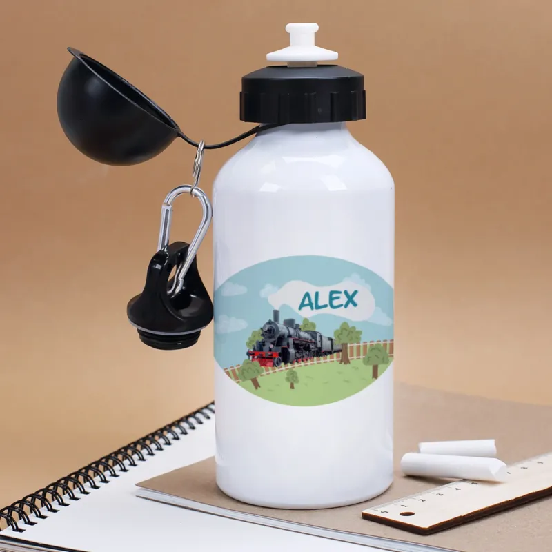 Aluminium-Trinkflasche für Kinder mit Retro-Lok und Name „Alex“, geöffnet mit Trinkaufsatz und Karabinerhaken