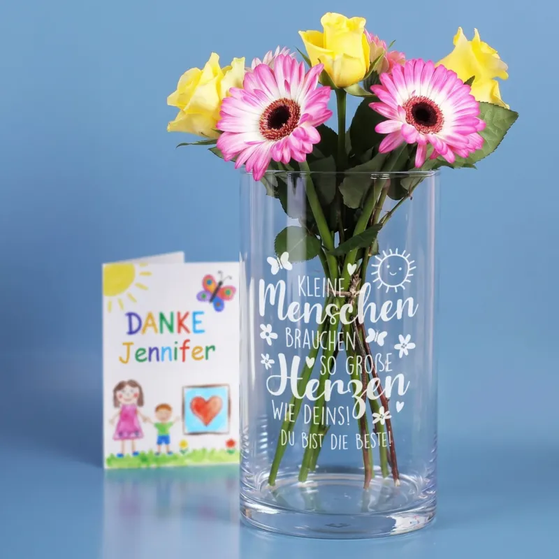 Personalisierte Glasvase mit Gravur als Dankeschön Geschenk für Erzieherin, gefüllt mit Blumen und Wunschtext
