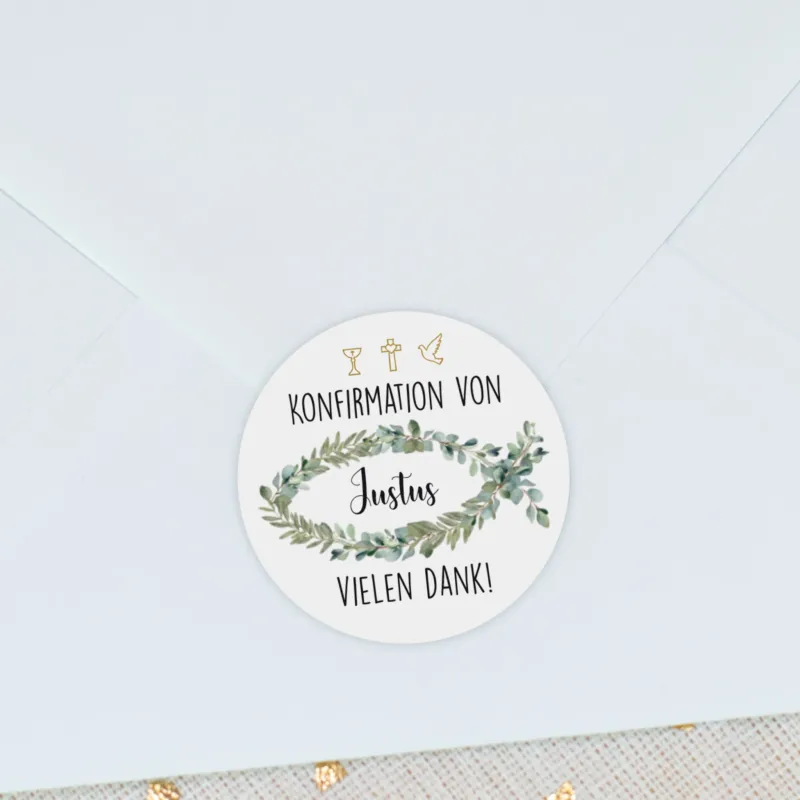 Aufkleber auf hellblauem Umschlag: Aufkleber zur Konfirmation mit Name Justus und Text „Vielen Dank“, auf hellem Kuvert
