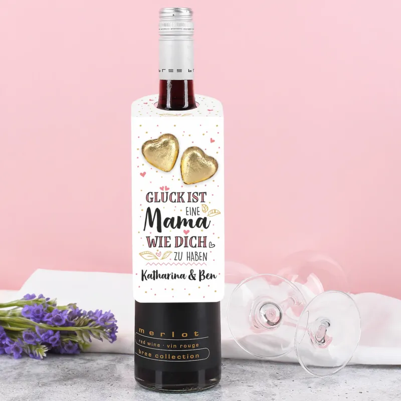 Flaschenanhänger zum Muttertag an Weinflasche mit Text „Glück ist eine Mama wie dich zu haben“ und zwei goldenen Lindt-Schokoherzen