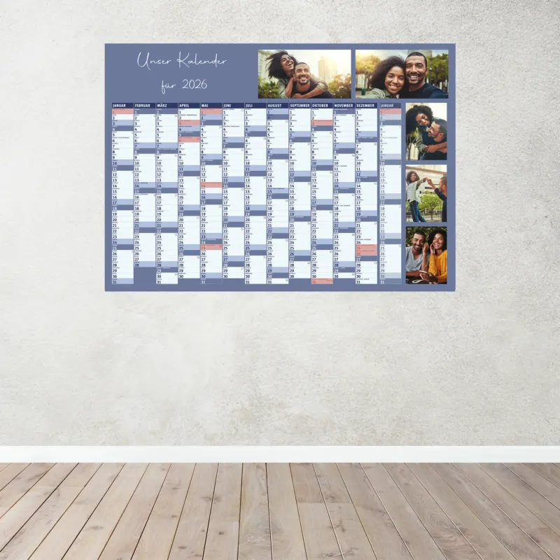 Blauer Fotokalender 2026 an einer hellen Wand, mit persönlichem Titel und Fotos, zeigt alle Monate im Überblick.