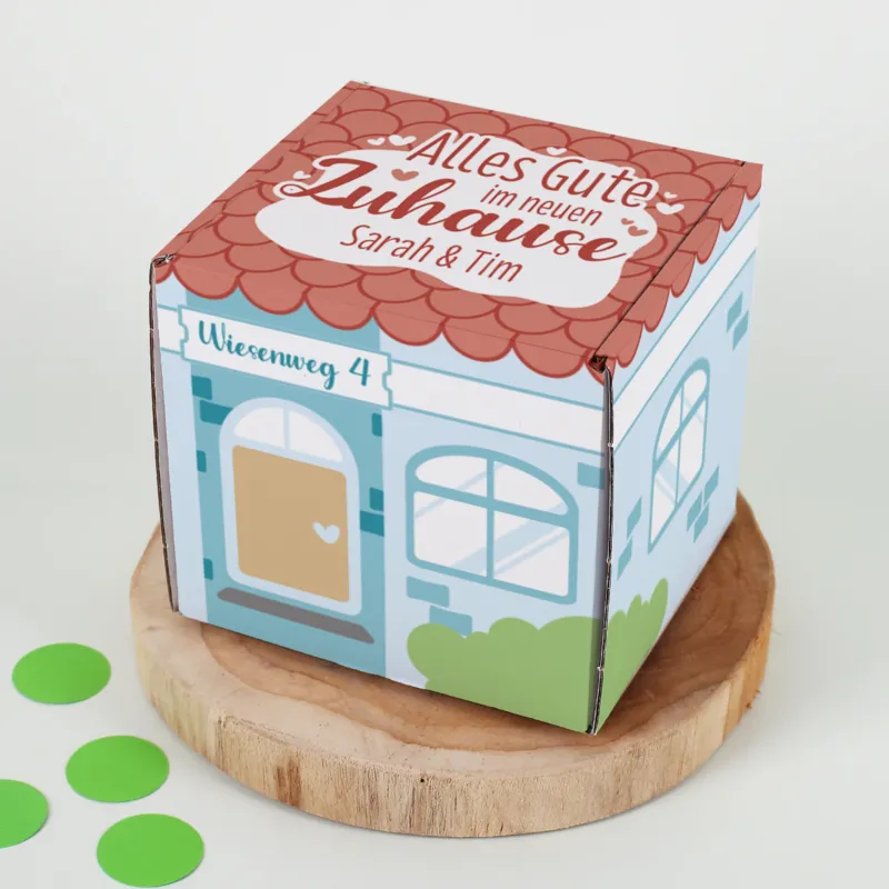 Geschenkbox im Haus-Design mit Haustür, Wunschtext auf dem Dach und personalisierten Namen – geschlossen dargestellt.