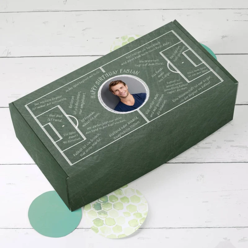 Grüne Geschenkbox bedruckt mit Fußball-Weisheiten, einem Foto und persönlichen Text