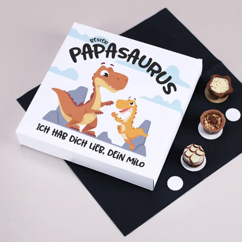 Personalisierte Lindt Pralinen zum Vatertag mit Papasaurus Motiv und Wunschtext in weißer Geschenkbox