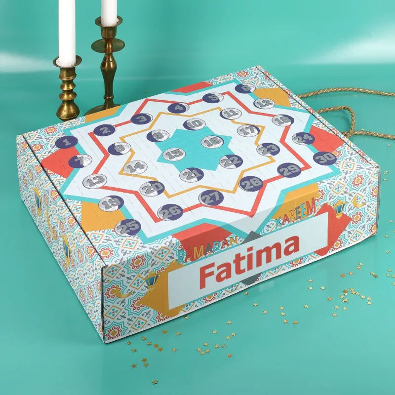 DIY Kalender zum Ramadan zum selbst Befüllen bedruckt mit 30 Mondphasen und bunten Ornamenten mit Name Fatima