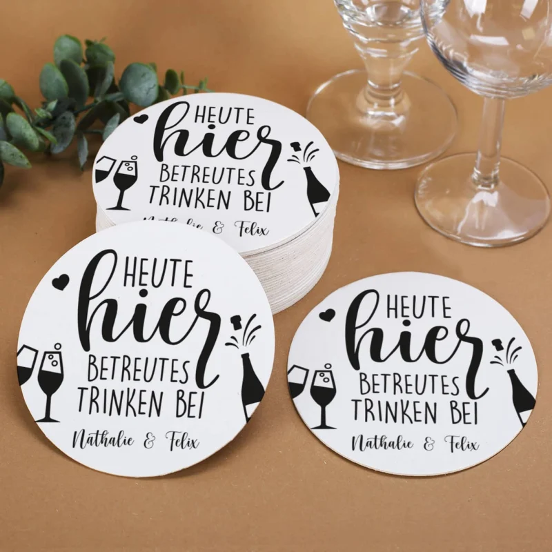 Lustige Hochzeitsdekoration in Form von personalisierter Untersetzer