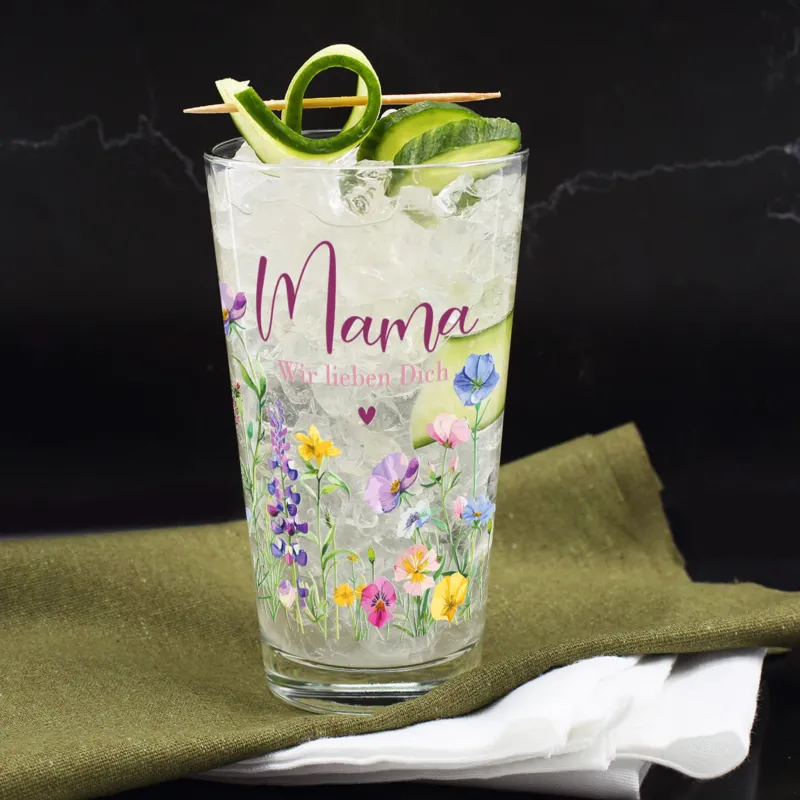 Das personalisierte Trinkglas mit dem Aufdruck „Mama“ und Blumenmotiv beim Servieren mit Dekoration.