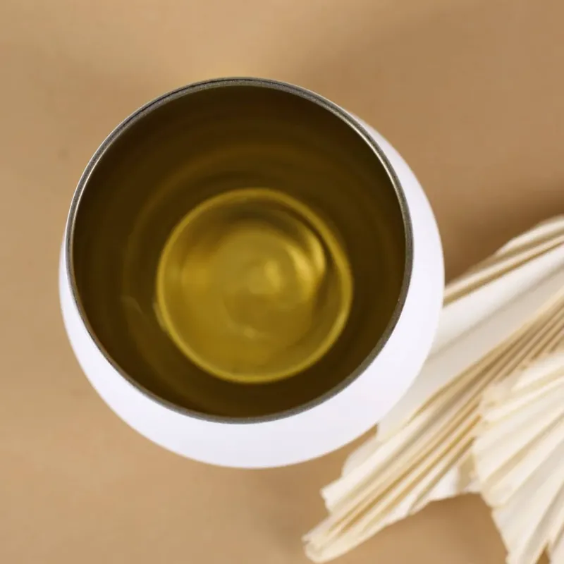 Kerzenbecher mit goldenen Inneren und mattweißer Außenseite