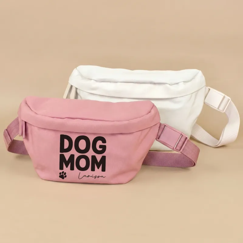 Personalisierte Dog Mom Bauchtasche in Rosa mit Name Larissa, daneben beige Variante auf beigem Hintergrund