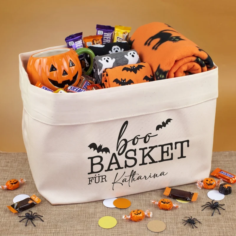 Gefüllter personalisierter Boo Basket für Katharina mit Halloween-Süßigkeiten, Socken, Kürbisbecher und Decke
