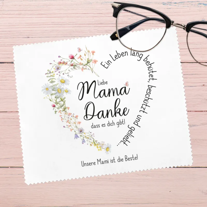 Brillenputztuch für Mama mit herzförmigem Wiesenblumen-Motiv – Das weiße Reinigungstuch zeigt eine liebevolle Botschaft „Liebe Mama, Danke, dass es dich gibt!“ in Herzform, umgeben von zarten Blüten. Eine wunderbare Geschenkidee zum Muttertag oder als persönliche Aufmerksamkeit.