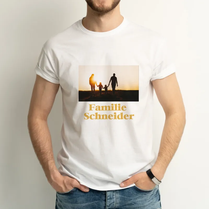 Weißes Herren-T-Shirt mit personalisiertem Fotodruck und Wunschtext – getragen fotografiert.