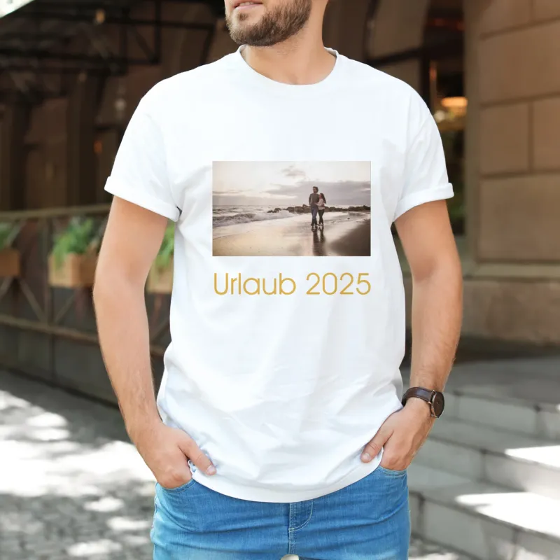 Mann trägt das T-Shirt mit personalisiertem Foto und Text – klar lesbarer Aufdruck.