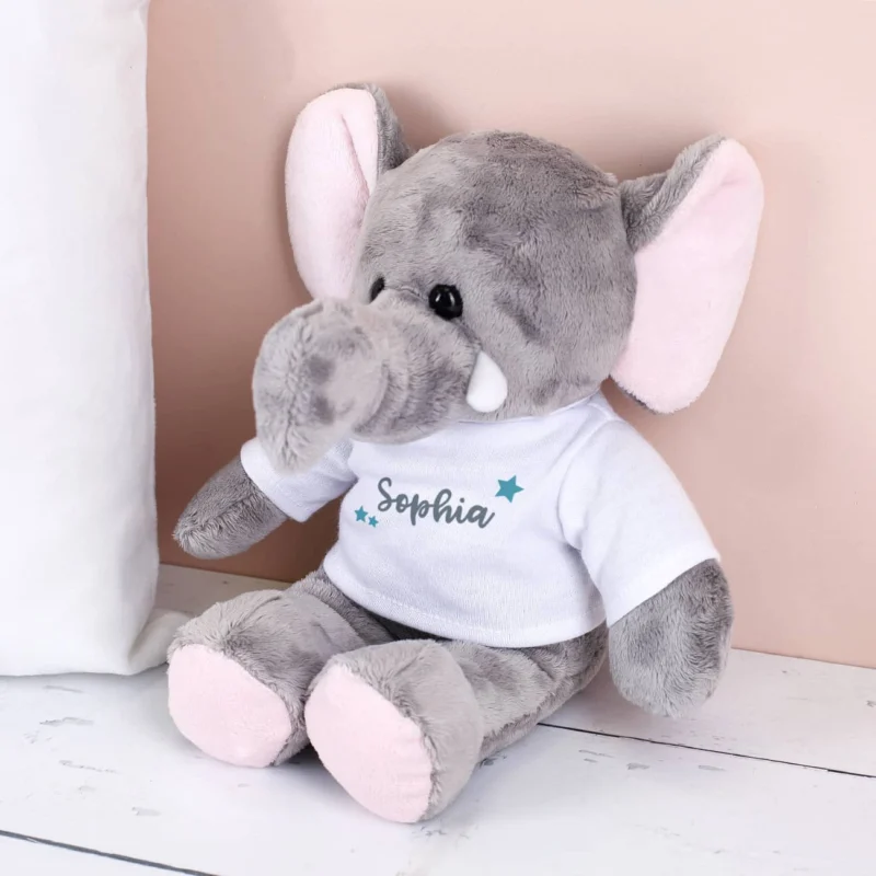 Süßer Elefant zum Kuscheln mit T-Shirt
