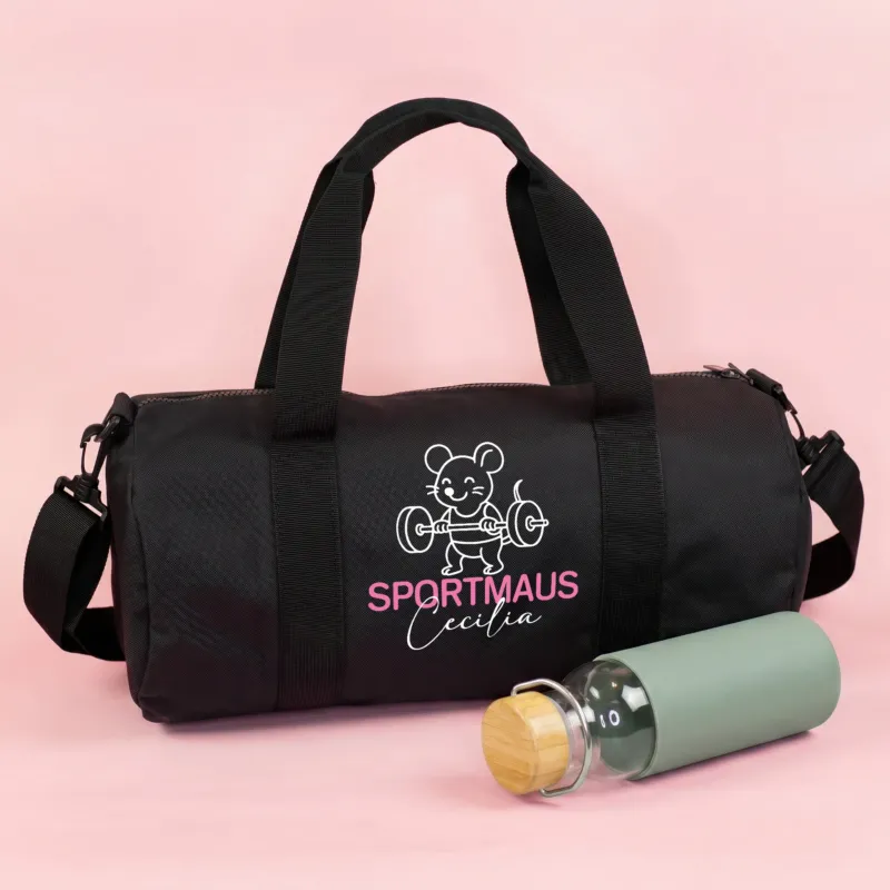Schwarze Sporttasche mit Sportmaus Motiv, personalisiert mit Name Cecilia, neben Trinkflasche auf rosa Hintergrund
