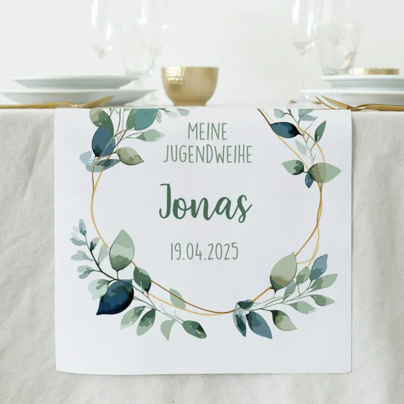 Tischläufer zur Jugendweihe mit Eukalyptus-Motiv, personalisiert mit Name Jonas und Datum, auf heller Tischdecke arrangiert