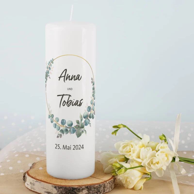 Hochzeitskerze mit Eukalyptus, Namen und Datum