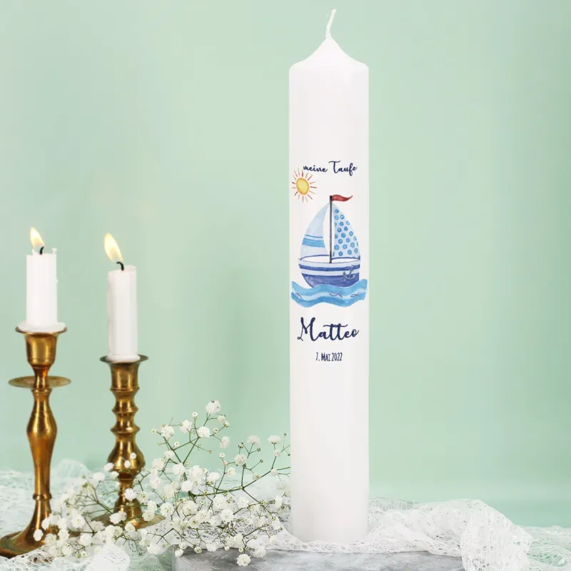 bedruckte Taufkerze mit Segelboot, Name, Datum und Wunschtext oder Psalm