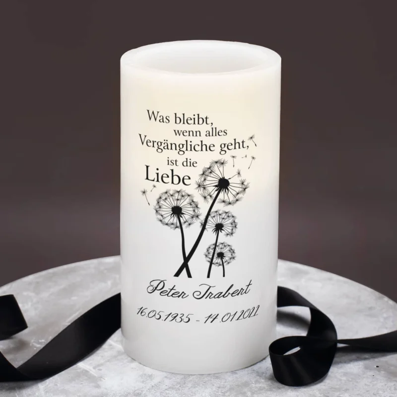 LED-Kerze mit Pusteblumen, Spruch, Wunschname und Datum