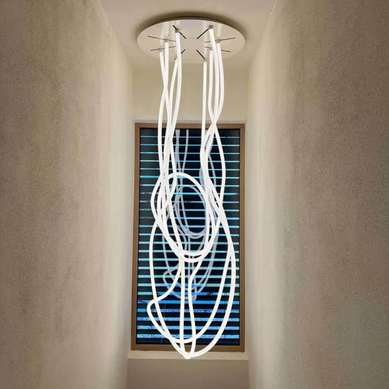 s.luce Arion organische Flex LED Hängelampe Licht-Schlauch Warmweiß, kreative Lichtskulptur in warmweißem Licht.