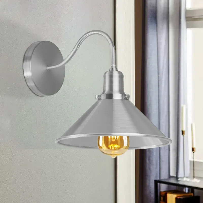 Seitenansicht der flexiblen Schwanenhals-Wandlampe in Satin-Nickel