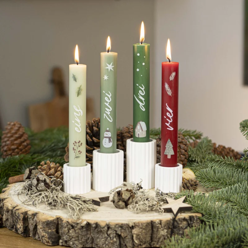 Stabkerzen mit Zahlen Nostalgie als 4er-Set in Rot und Grün auf dem Adventskranz mit geriffelten Kerzenhaltern