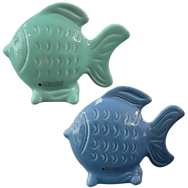 Zwei Keramik-Fische in Türkis und Blau werden freigestellt vor weißem Hintergrund dargestellt.