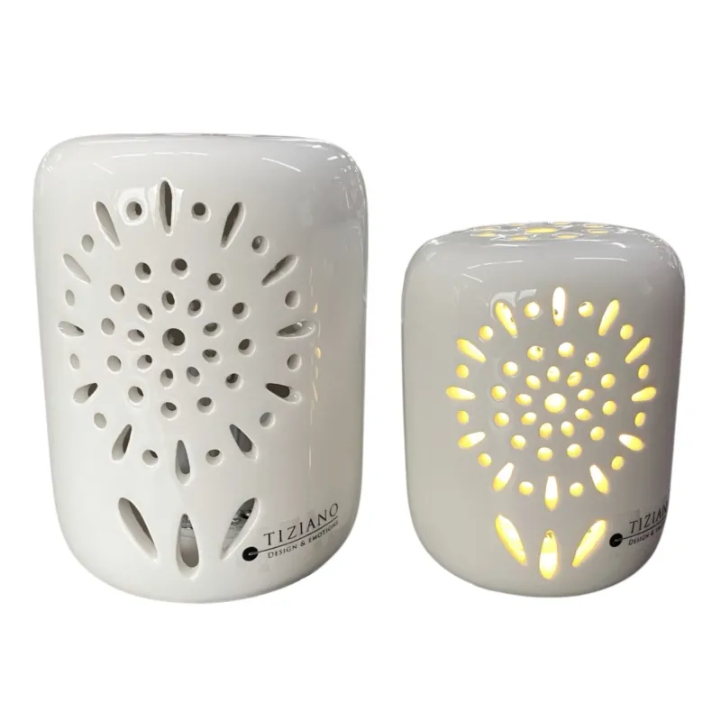 Zwei Deko Lichter aus creme-weißer Keramik mit einer Pusteblume, aus der warmes LED Licht strahlt, in zwei Größen vor weißem Hintergrund