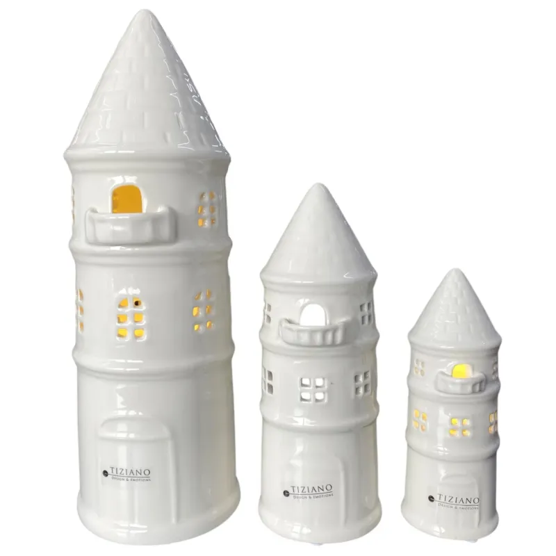 Drei creme-weiße Deko Tiziano Keramik-Türme mit LED-Licht in unterschiedlichen Größen mit Timer-Funktion.