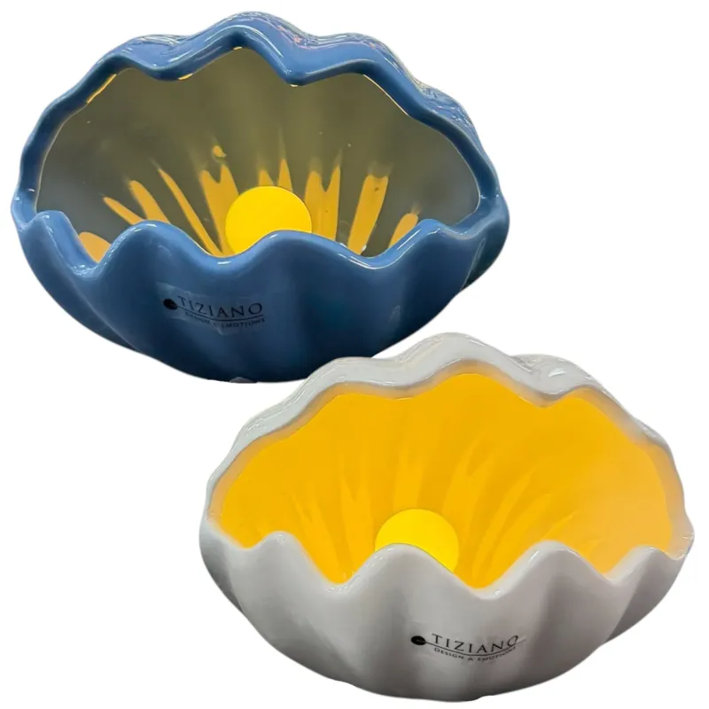 Zwei Keramik-Muscheln in Blau und Weiß mit integrierter LED-Beleuchtung werden freigestellt als Set dargestellt.