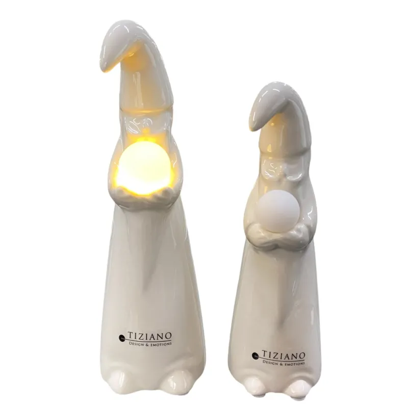 Cremeweißer Nikolaus aus Keramik mit LED Kugel in den Händen, zwei verschiedene Größen vor weißem Hintergrund