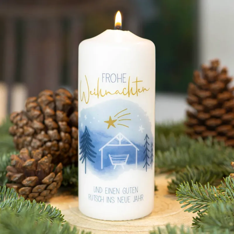 Weihnachtskerze Krippe mit Schriftzug Frohe Weihnachten und gutem Rutsch